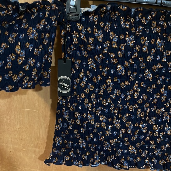 💙🌸Nwt Navy blue & floral off shoulder stretchy crop top size M - Picture 6 of 6